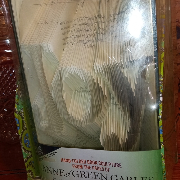 JOY Anne of Green Gables Book Sculpture - Picture 3 of 6
